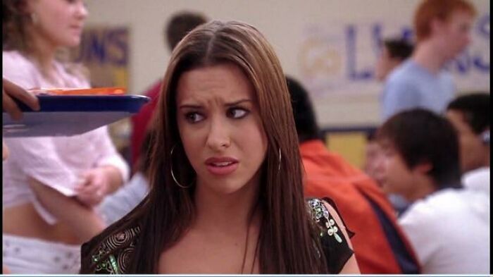 In Mean Girls (2004), Regina Forbade Gretchen To Wear Hoop Earrings. Once They Broke Up, She Is Seen Wearing Hoop Earrings.