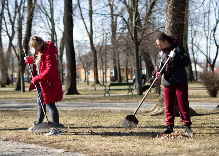 Grateful Ukrainians Thank Neighboring Countries For Their Hospitality By Cleaning Up Parks, Beaches, And City Streets