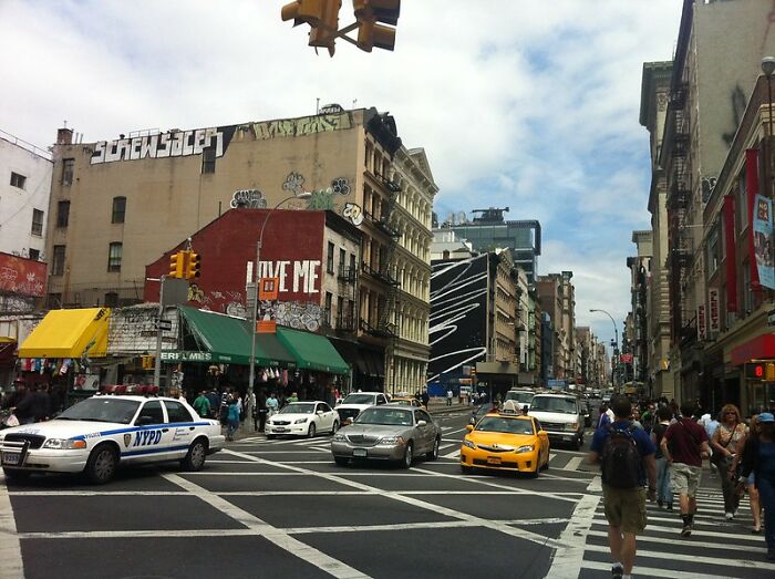 Someone In This Online Group Asked “What Was Something That Shocked You When You Visited A Foreign Country?” And 35 People Delivered