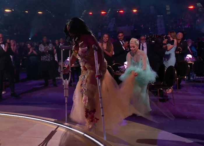 Lady Gaga Shows Grace And Kindness When She Helps SZA With Her Dress After Losing A Grammy To Her Lady Gaga Shows Grace And Kindness When She Helps SZA With Her Dress After Losing A Grammy To Her