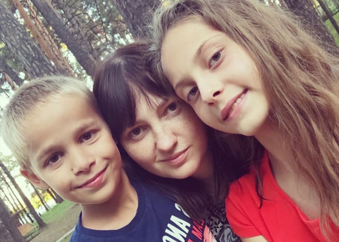 Video Shows Young Boy Stopping To Hug Two Stray Dogs When He Thinks No One Is Watching Video Shows Young Boy Stopping To Hug Two Stray Dogs When He Thinks No One Is Watching