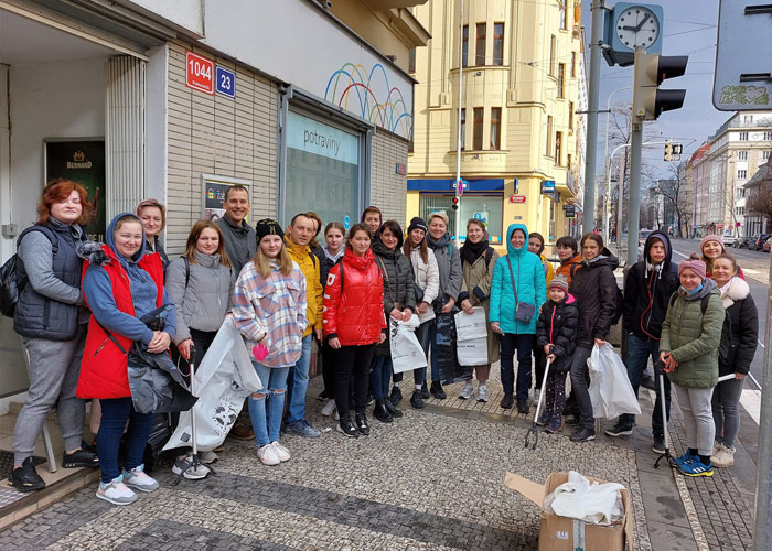 Grateful Ukrainians Thank Neighboring Countries For Their Hospitality By Cleaning Up Parks, Beaches, And City Streets