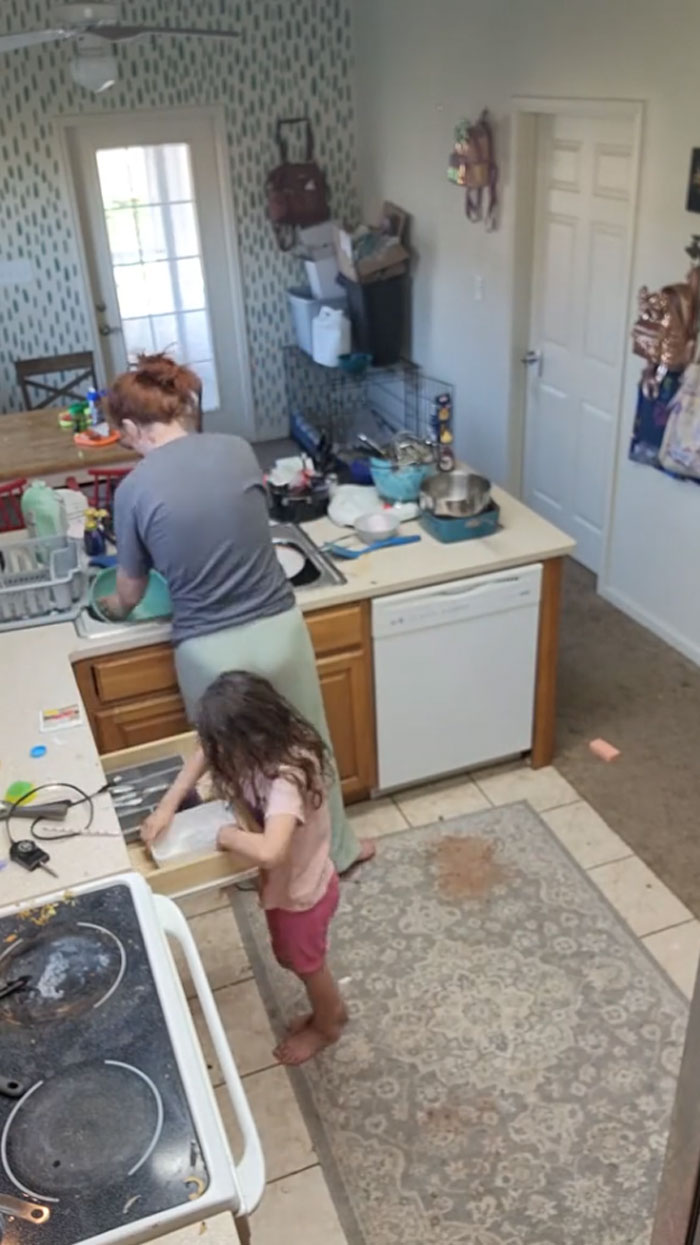 People Are Torn About This &ldquo;Lazy&rdquo; Mom Of 4 And Her Honest View Of Her House After 4 Days Of Not Cleaning