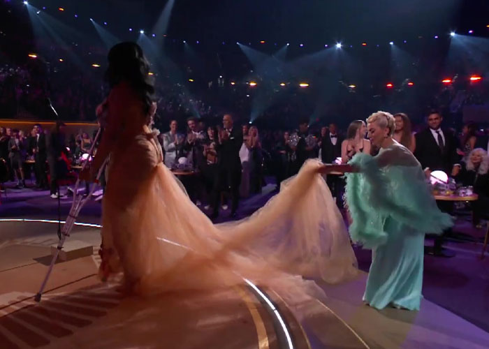 Lady Gaga Shows Grace And Kindness When She Helps SZA With Her Dress After Losing A Grammy To Her Lady Gaga Shows Grace And Kindness When She Helps SZA With Her Dress After Losing A Grammy To Her