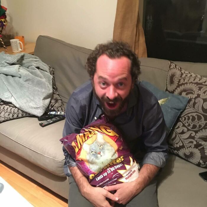 Cuando te entusiasmas por ver a tu novio abrir su primer regalo de cumpleaños enviado por Amazon y resulta ser un paquete equivocado lleno de arena para gatos