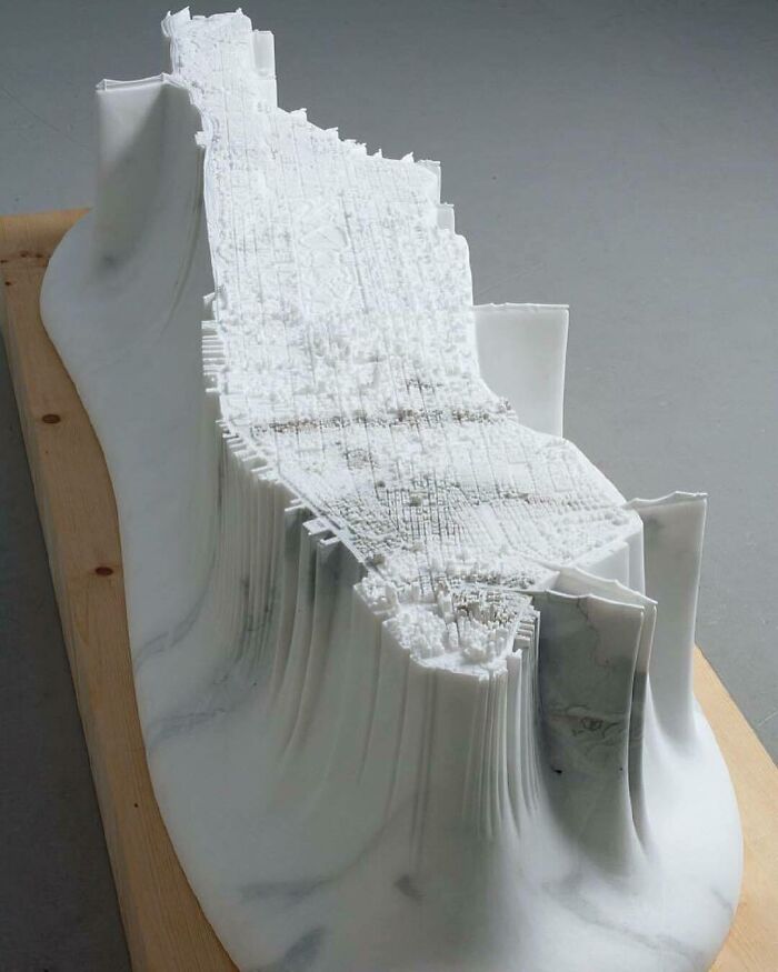 Réplica detallada de Manhattan esculpida en un bloque de mármol de 2,5 toneladas