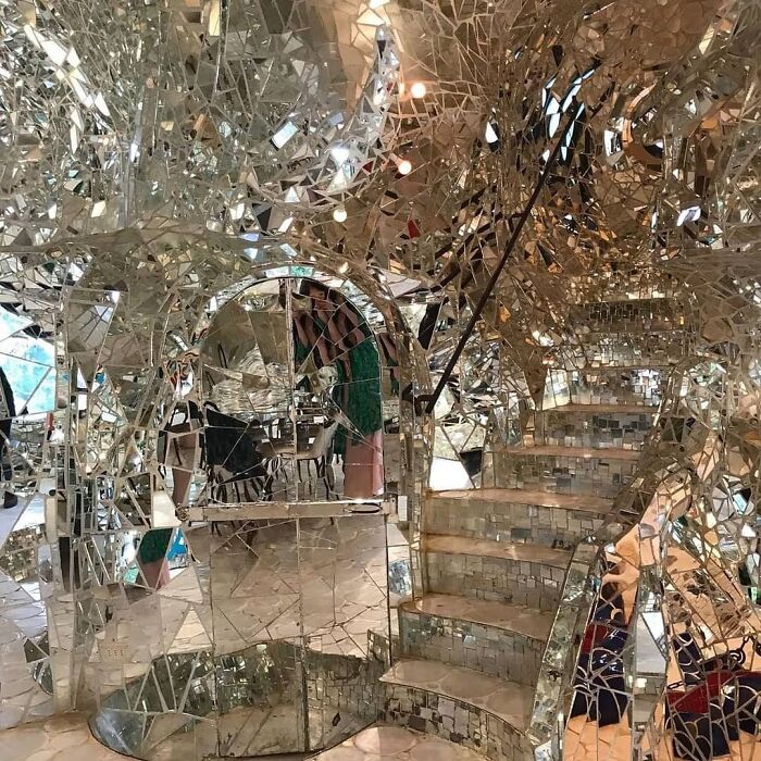 "Hardcore Is Not For Everybody": This Instagram Account Collects Decor Items That Capture The Essence Of Bad Taste (35 Pics)