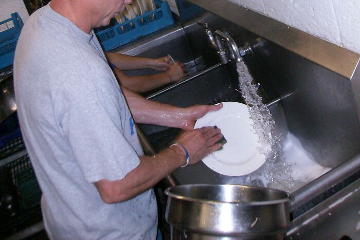 Someone Asks "What’s The Weirdest Reason You’ve Had Someone Send Food Back?", People Share 30 Infuriating Stories