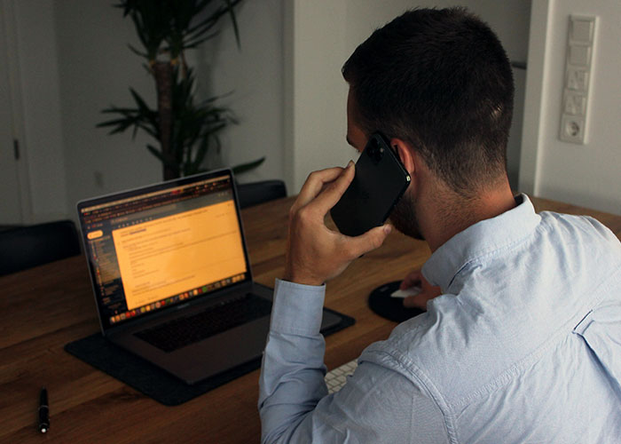 &ldquo;I Am Not His Secretary&rdquo;: Guy Outsmarts Micromanaging Boss, Makes Him Do More Work While He Does Less