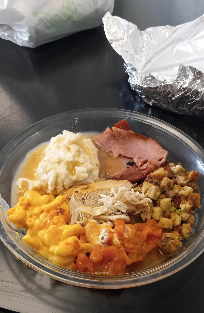 Este año no tuve Acción de Gracias con mi familia, así que mi jefe me hizo un plato y me dijo que soy parte de su familia