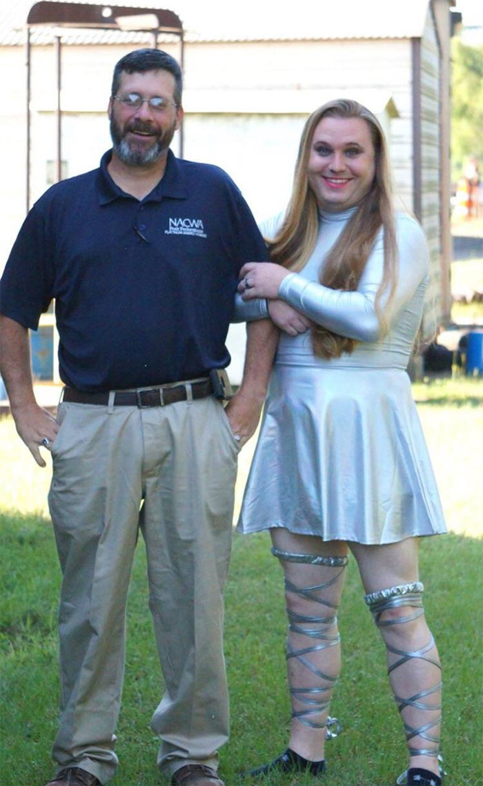 El jefe y un compañero de trabajo hicieron una apuesta para perder peso, el perdedor tuvo que vestirse del sexo opuesto. Aunque ese es su verdadero pelo