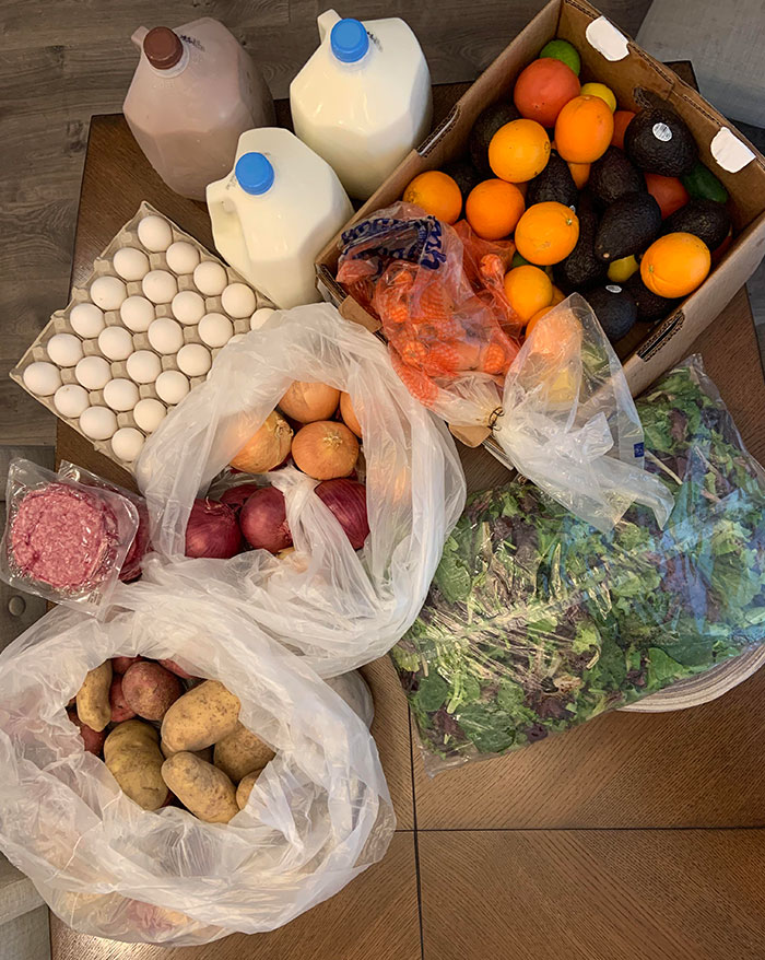 El restaurante para el que trabajo va a cerrar hasta nuevo aviso. Mi gerente me dio un regalo