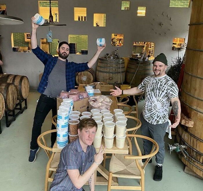 Mi novio perdió su trabajo de camarero por culpa del Covid. Los jefes desalojaron la cocina para dar comida a los empleados y pretenden hacerles paquetes de atención semanales