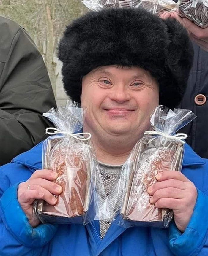 A #Ukrainian Man With Down Syndrome Bakes Bread To Feed 🇺🇦 Soldiers Fighting The War. ❤