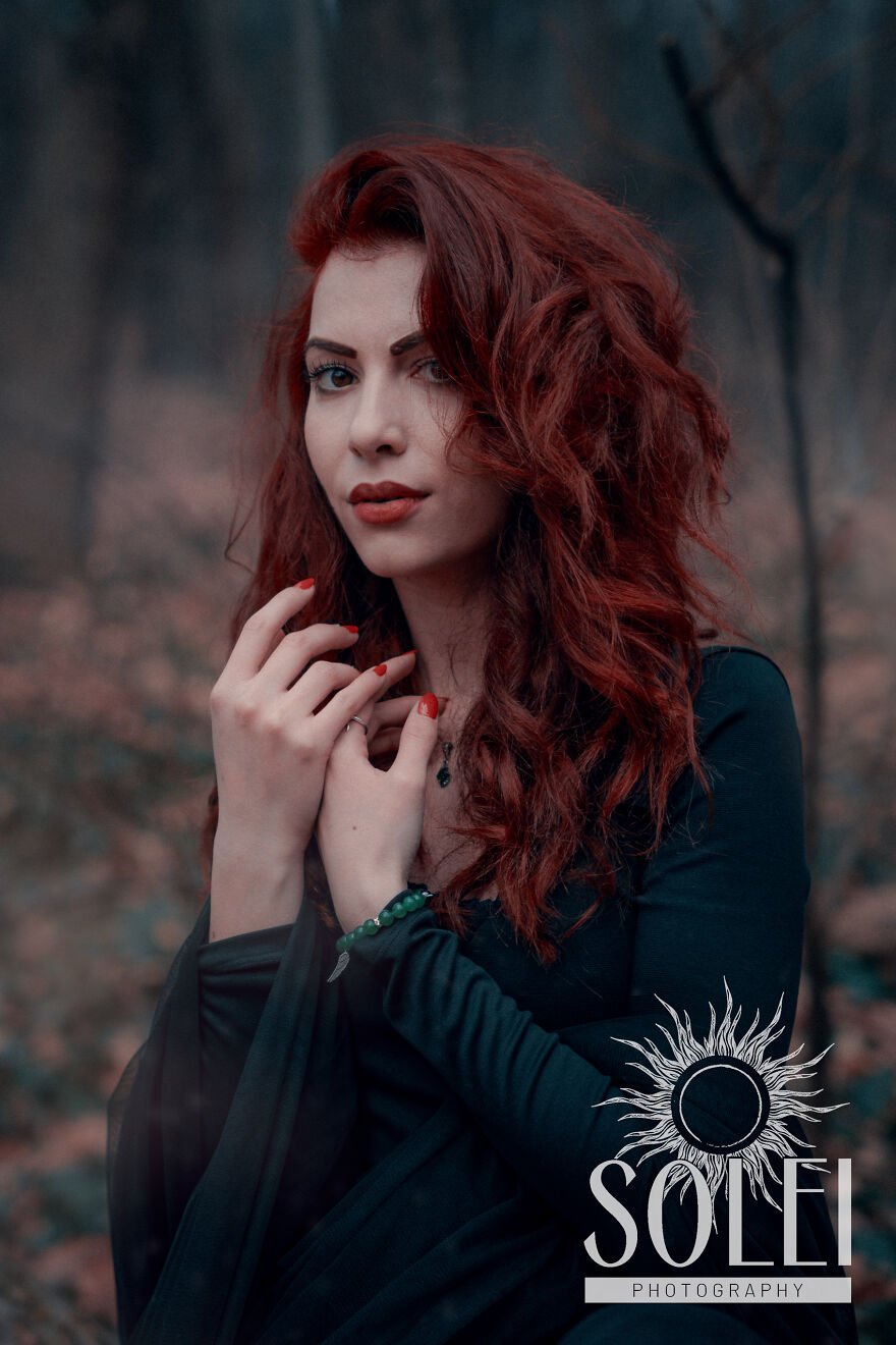 I Took A Pharmacist With Scarlet Hair For A Photoshoot In A Dead Forest (5 Pics)