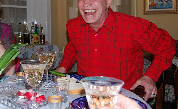 Woman Pretends Not To Get Father-In-Law&rsquo;s Joke About Her Escort Past, Embarrasses Him By Repeatedly Asking Him To Explain It