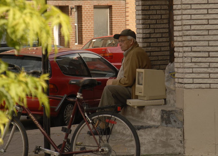 Person Receives Letter From Elderly Neighbor Detailing His Newly Found Happiness In Life Thanks To Him Being Asked To Babysit Their Pets