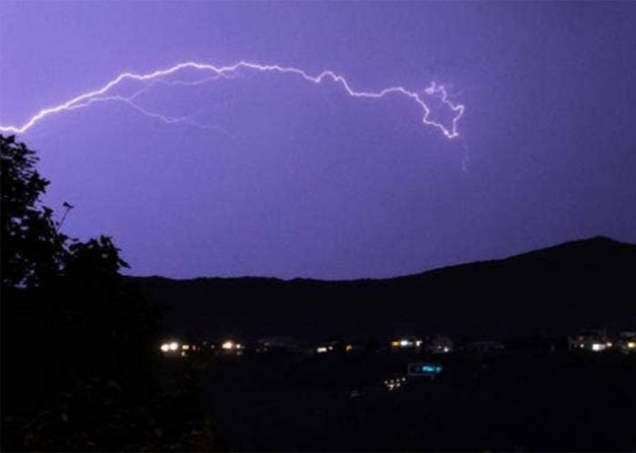 This Lightning Strike Looks Like Patrick Star Doing A Bungee