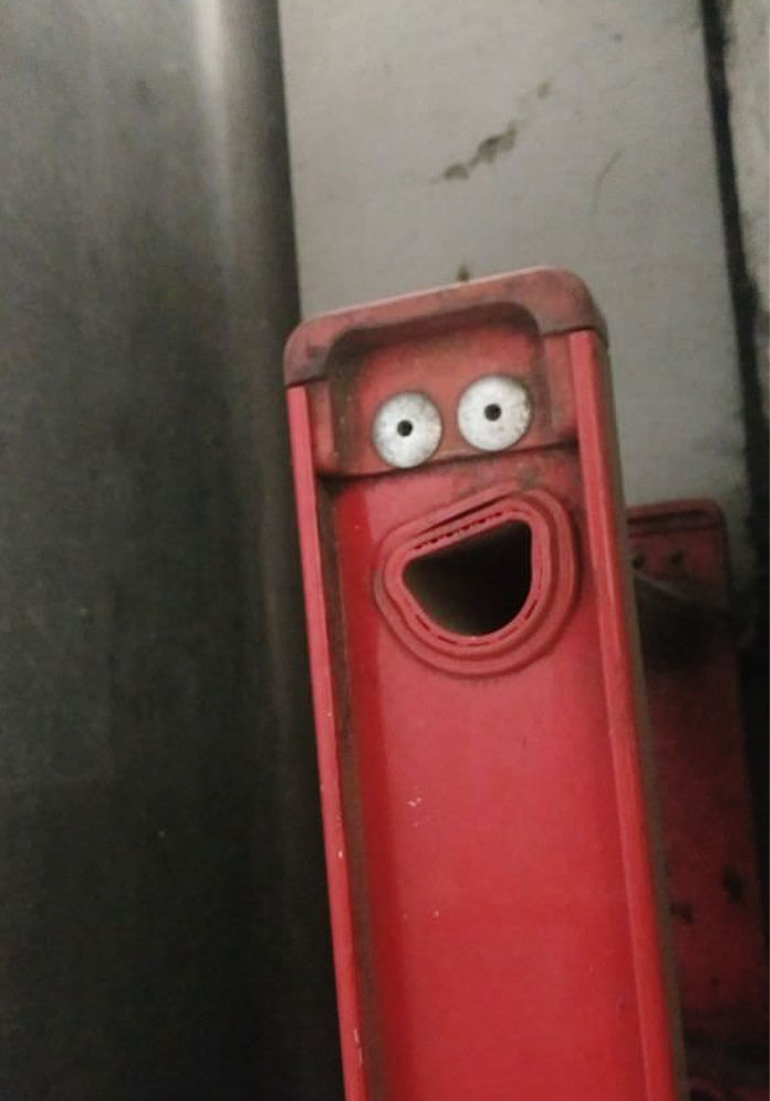 The Emergency Ladder In Mexico City's Metro Is Always In The Mood For Helping