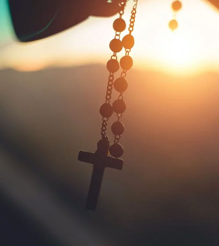 25 Personas que escaparon de las sectas comparten cómo llegaron a su límite