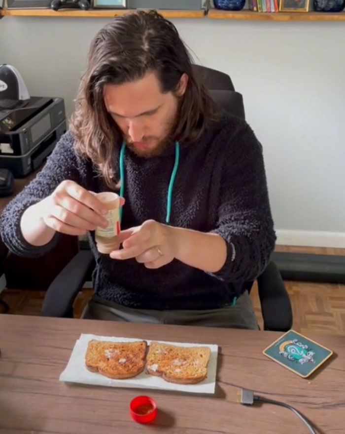 You Don't Need To Shake The Seasoning Shaker, Just Hold It And Twist It