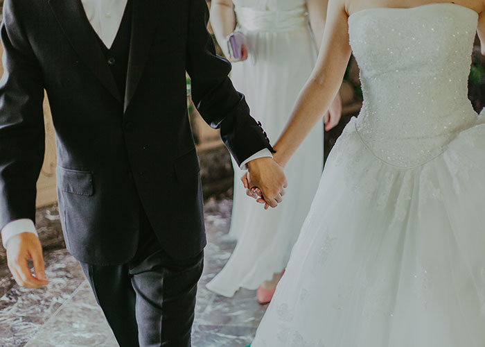 Esta novia se niega a invitar a su hermana a la boda por su sexualidad, y pierde los nervios cuando su madre se rehúsa a ir también