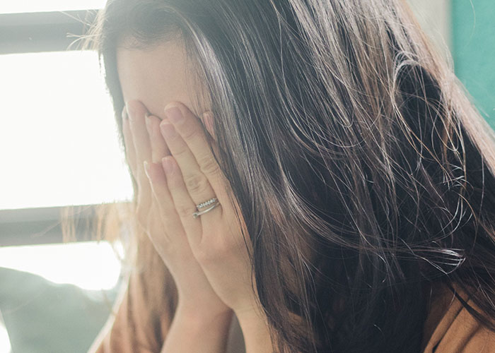 Esta novia se niega a invitar a su hermana a la boda por su sexualidad, y pierde los nervios cuando su madre se rehúsa a ir también