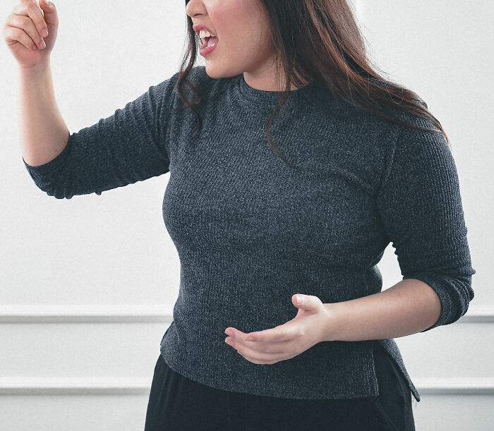 Esta mujer sin hijos se niega a ceder su licencia anual a una compañera con 4 hijos, y se produce un drama en la oficina