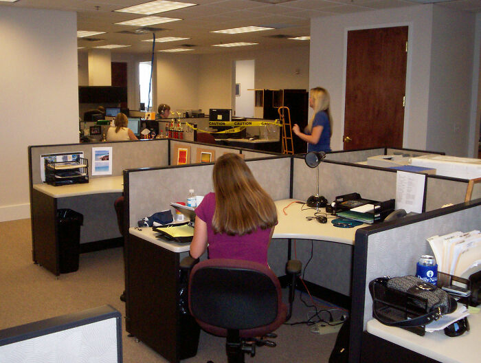 Esta mujer sin hijos se niega a ceder su licencia anual a una compañera con 4 hijos, y se produce un drama en la oficina