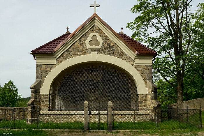 People Share 30 Really Weird Things They Witnessed Or Had To Do While Visiting Somebody's House Due To The Owners' Culture, Religion Or Beliefs