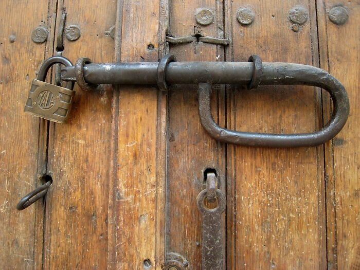 Prohibirles incluso a los niños pequeños que vean a la mujer del dueño de la casa