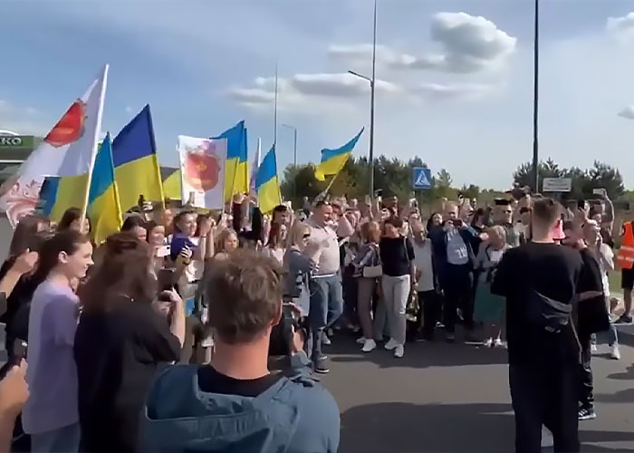 Eurovision 2022 Winners Sing At Polish Border Alongside Soldiers And Fans Alike Eurovision 2022 Winners Sing At Polish Border Alongside Soldiers And Fans Alike
