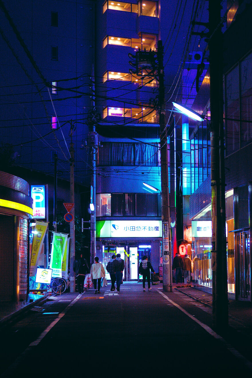 I Wandered Through The Alleys Of Tokyo Under The Neon Lights (23 Pics)
