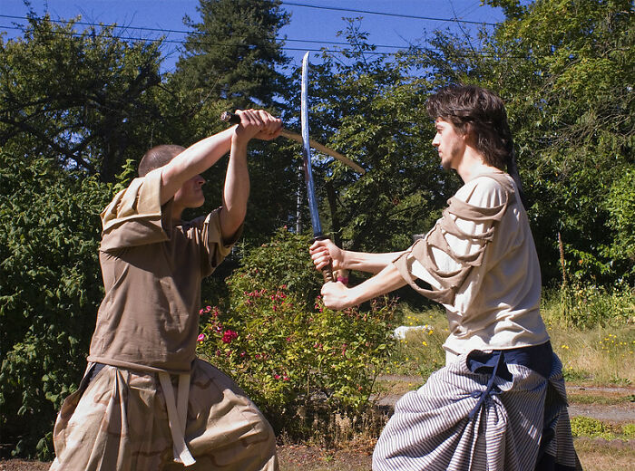 Desafiar al dueño de la casa a un duelo de espadas