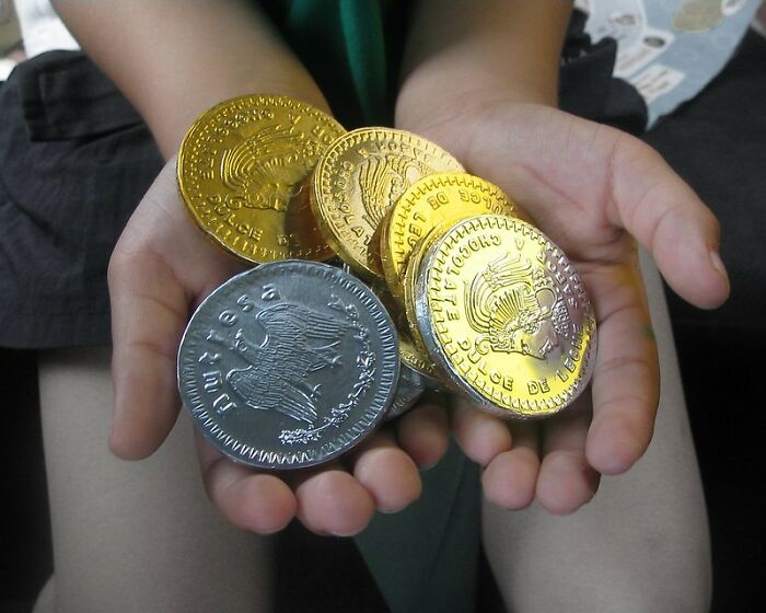 Person Online Inquires “What Screams ‘I Am Entitled?'”, And 30 People Provide Their Answers