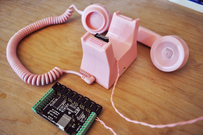 30 Crazy And Unexpected Things People In This Online Community Heard When Someone Forgot To End The Call