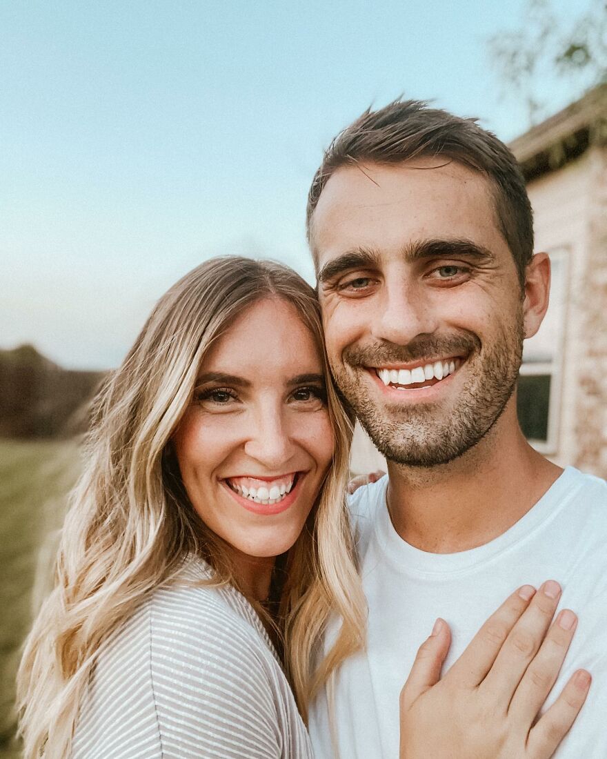 Woman Goes Viral When She Finds Her Husband's Declarations Of Love On Her Sneakers Woman Goes Viral When She Finds Her Husband's Declarations Of Love On Her Sneakers