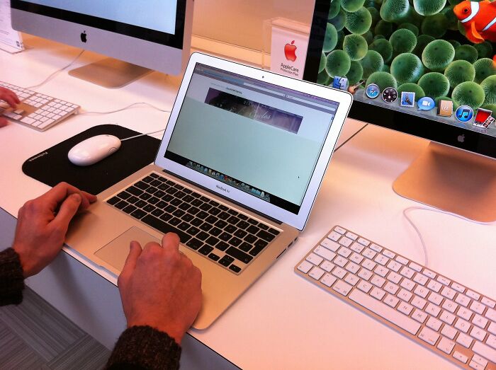 30 Crazy And Unexpected Things People In This Online Community Heard When Someone Forgot To End The Call