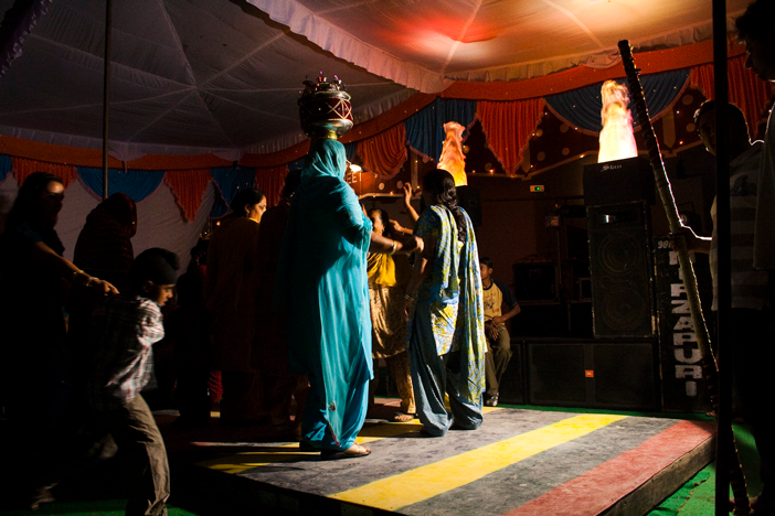 Relative’s Fiancée Steals A Precious Wedding Ceremony Moment From The Bride And Her Younger Cousin, Woman Calls Her Out And Gets Judged Relative’s Fiancée Steals A Precious Wedding Ceremony Moment From The Bride And Her Younger Cousin, Woman Calls Her Out And Gets Judged