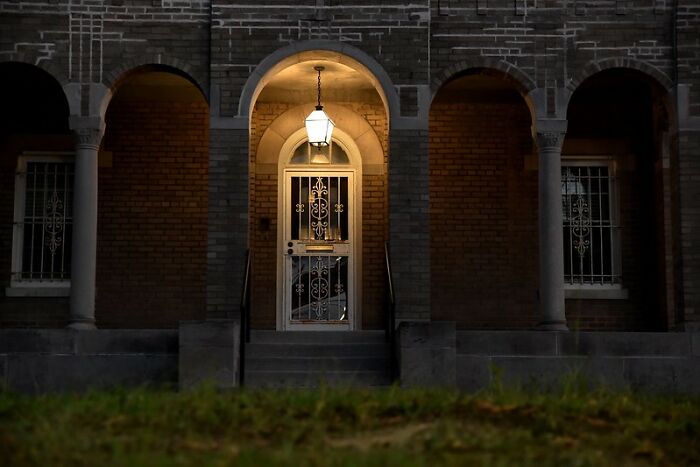 20 Personas que tuvieron experiencias escalofriantes e inexplicables y las compartieron en este grupo online