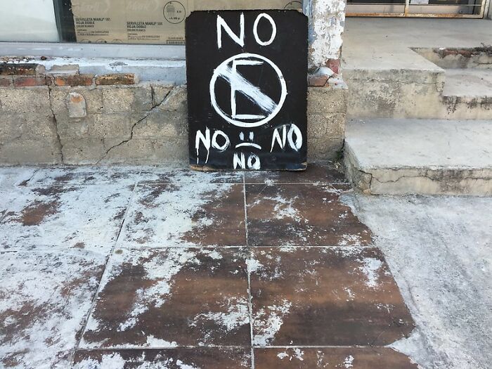 Actuar como un niño después de que alguien te diga que no