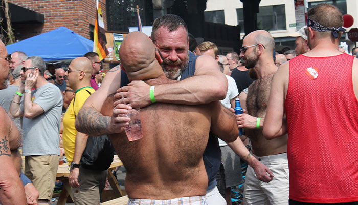 Australian Man Draws A "Hug Here" Spot Outside His House, Capturing Many Heartwarming Moments On His Security Camera