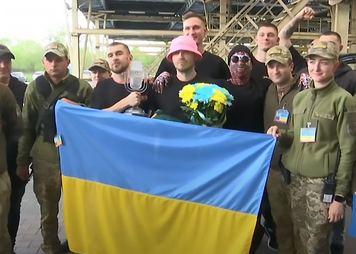 Eurovision 2022 Winners Sing At Polish Border Alongside Soldiers And Fans Alike Eurovision 2022 Winners Sing At Polish Border Alongside Soldiers And Fans Alike