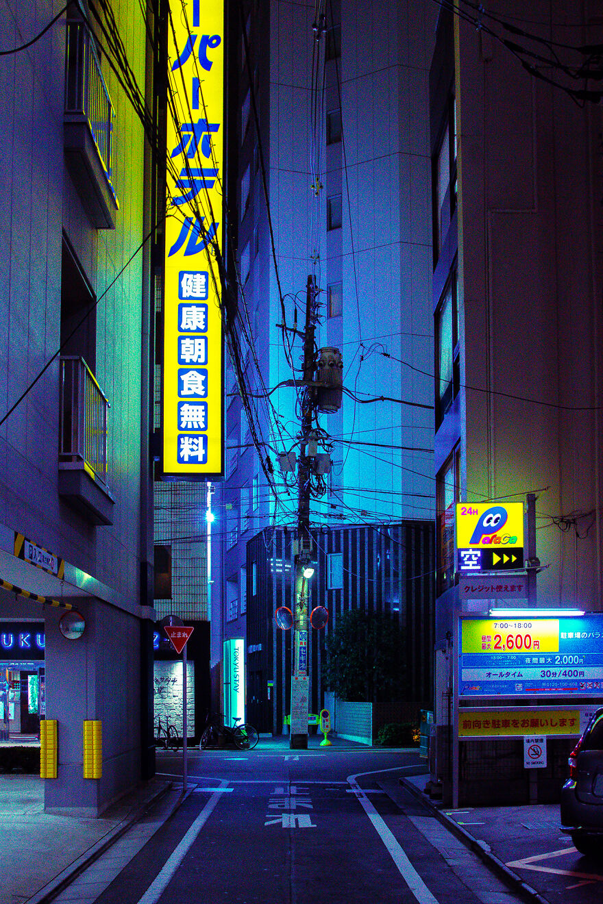 I Wandered Through The Alleys Of Tokyo Under The Neon Lights (23 Pics)