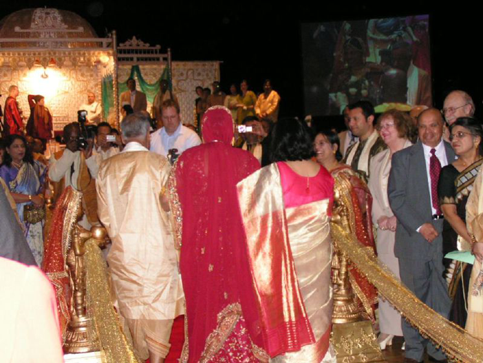 Relative’s Fiancée Steals A Precious Wedding Ceremony Moment From The Bride And Her Younger Cousin, Woman Calls Her Out And Gets Judged Relative’s Fiancée Steals A Precious Wedding Ceremony Moment From The Bride And Her Younger Cousin, Woman Calls Her Out And Gets Judged