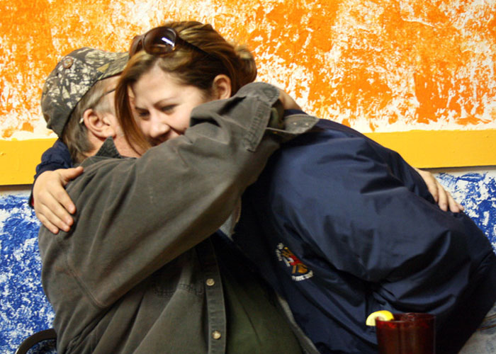 Man&rsquo;s Secret Plan Of Reminding Coworker&rsquo;s Husband Of Their Wedding Anniversary Warms The Hearts Of 171k People In This Online Group