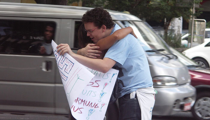 Australian Man Draws A "Hug Here" Spot Outside His House, Capturing Many Heartwarming Moments On His Security Camera