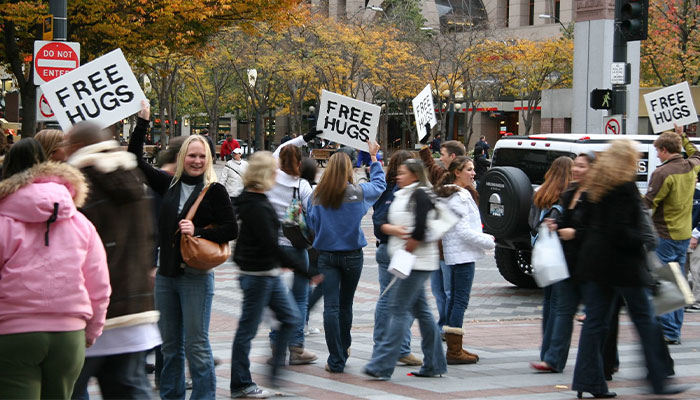 Australian Man Draws A "Hug Here" Spot Outside His House, Capturing Many Heartwarming Moments On His Security Camera