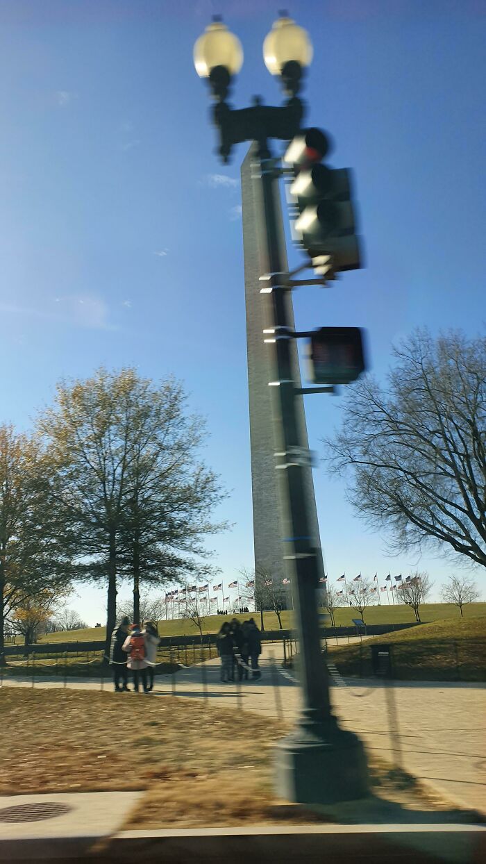 Traté de tomar una foto rápida mientras conducía frente al Monumento a Washington
