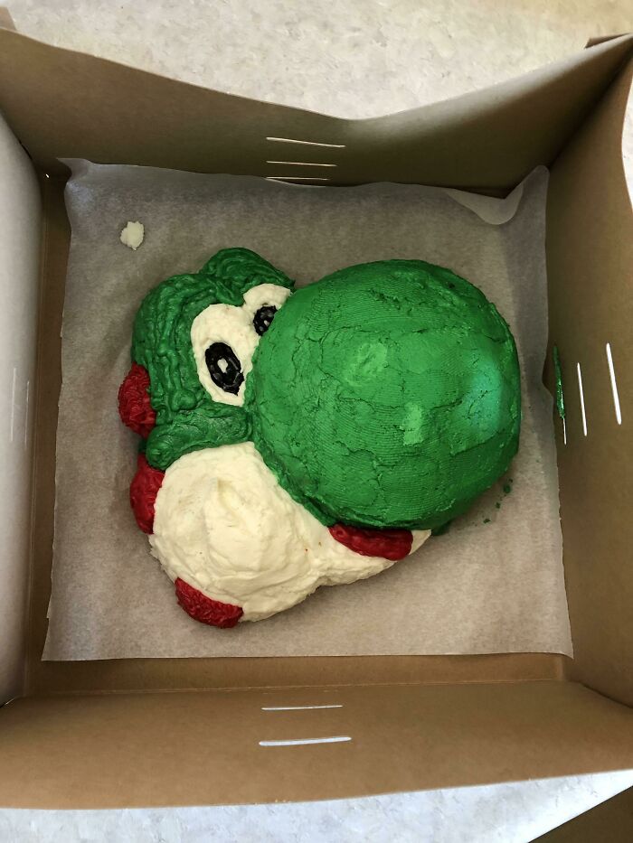 Mi suegra hizo un pastel de Yoshi para el cuarto cumpleaños de mi hija. ¿Qué les parece?